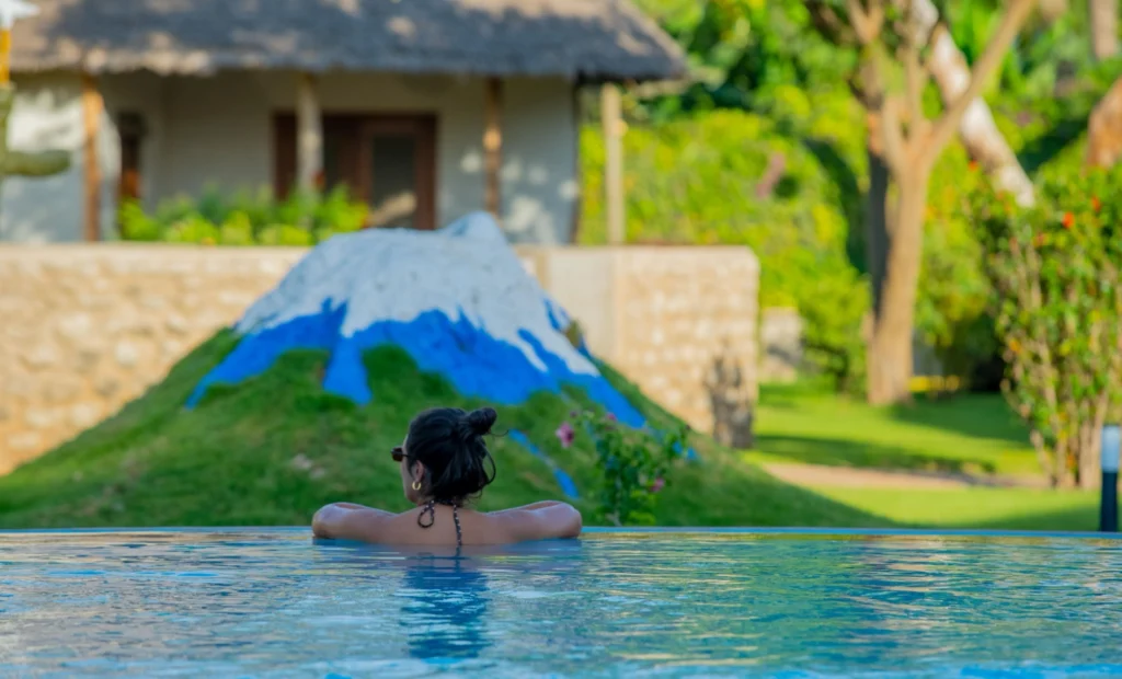 The pool with its model Kilimanjaro and animal sculptures